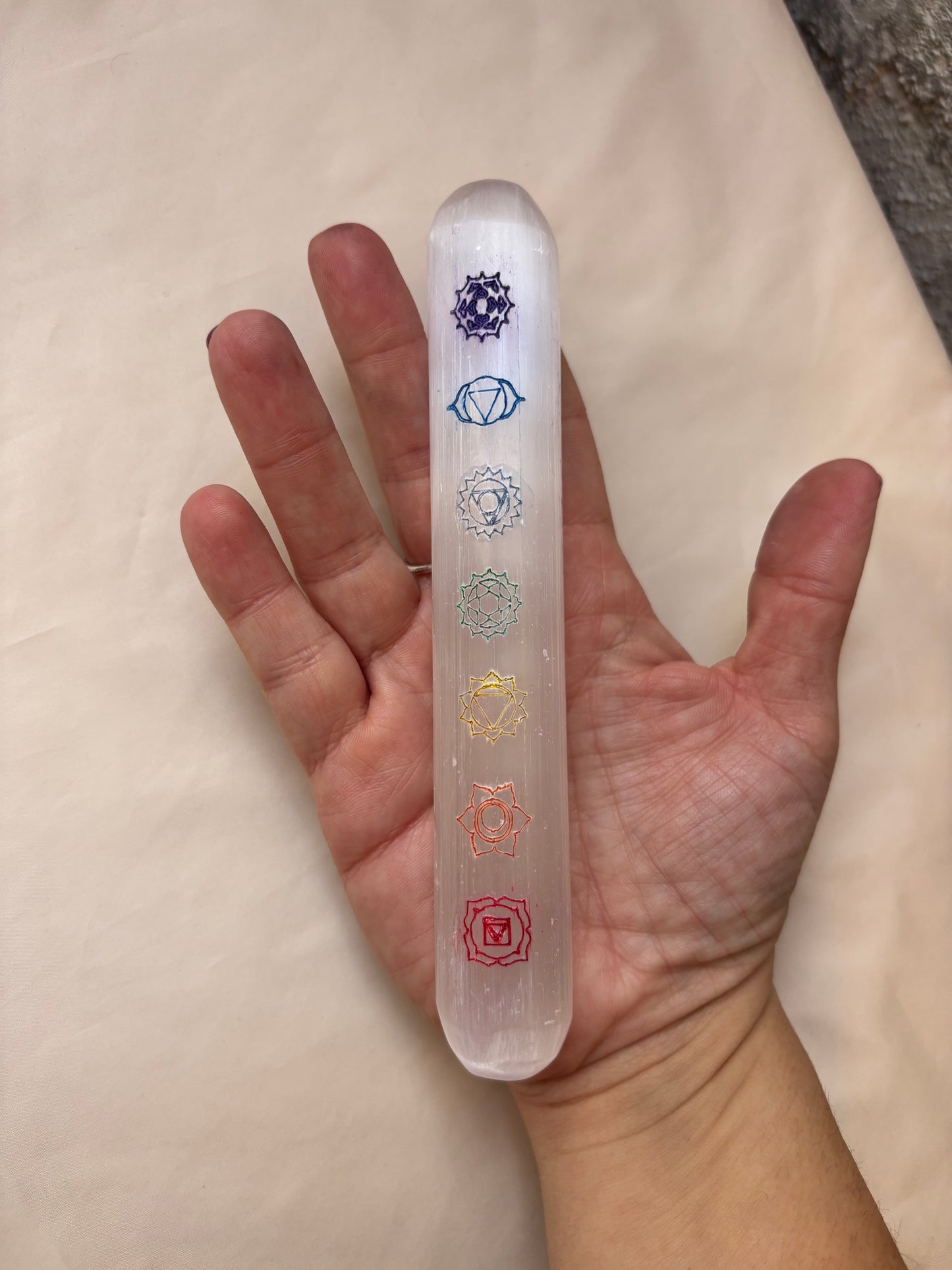 Vara de Selenita símbolos Chakras